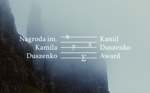 Image presents two texts Obrazek przedstawia dwa teksty Nagroda im. Kamila Duszenko and Kamil Duszenko Award, separated whille in the background we see gloomy mountains in the fog