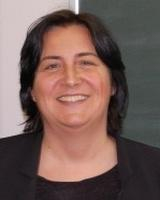 zdjęcie en face prof. Małgorzaty Bogdan, na tle tablicy