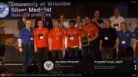 zdjęcie wręczania medalu wrocławskiej drużynie.