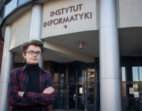 Zdjęcie Krzysztofa Zajdla na tle budynku Instytutu Informatyki
